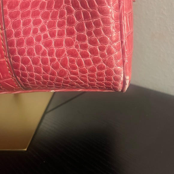 Elegant Pink Liz Claiborne Crocodile-Embossed Handbag - Picture 7 of 8